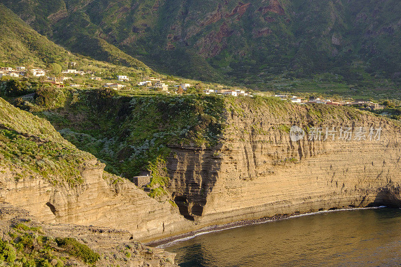 赛利纳岛(Aeolian Islands, Italy)的第二大岛，日落时的波拉拉(Pollara)